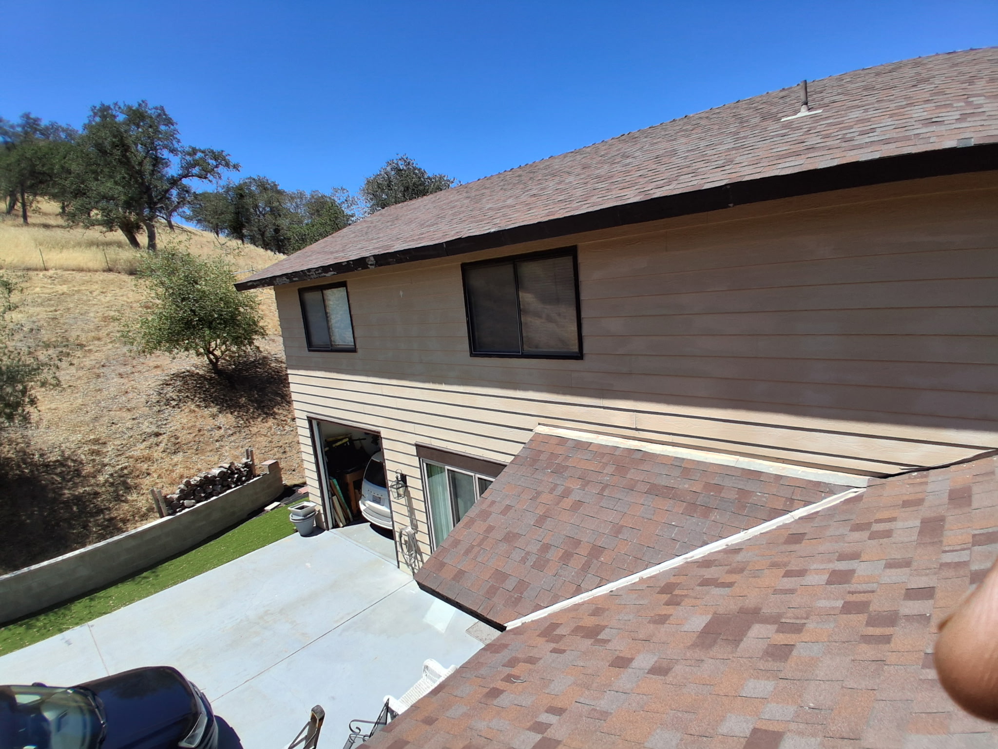 Vista exterior de vivienda con trabajos de roofing
