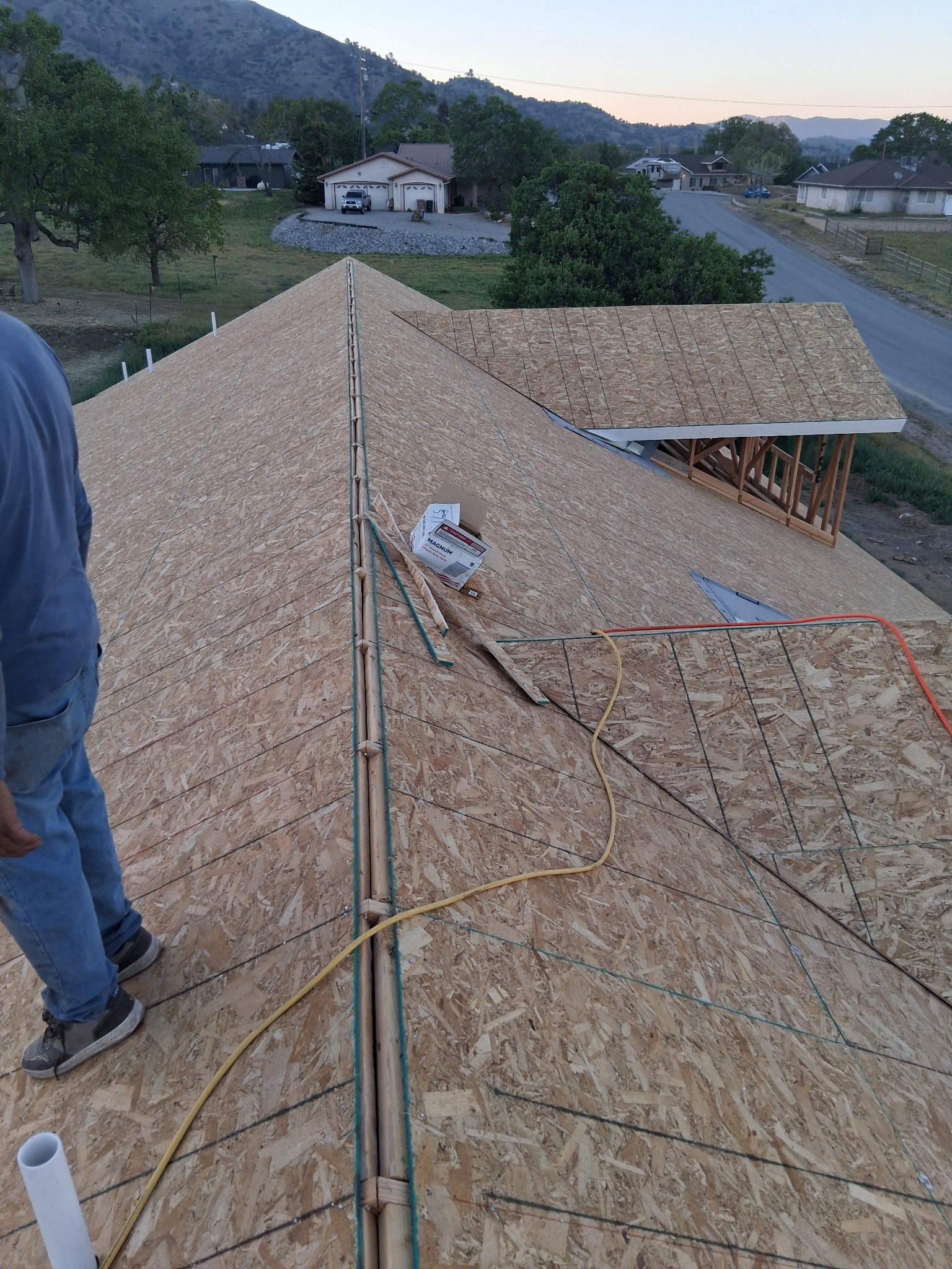 Estructura de madera durante los trabajos de instalación del techo