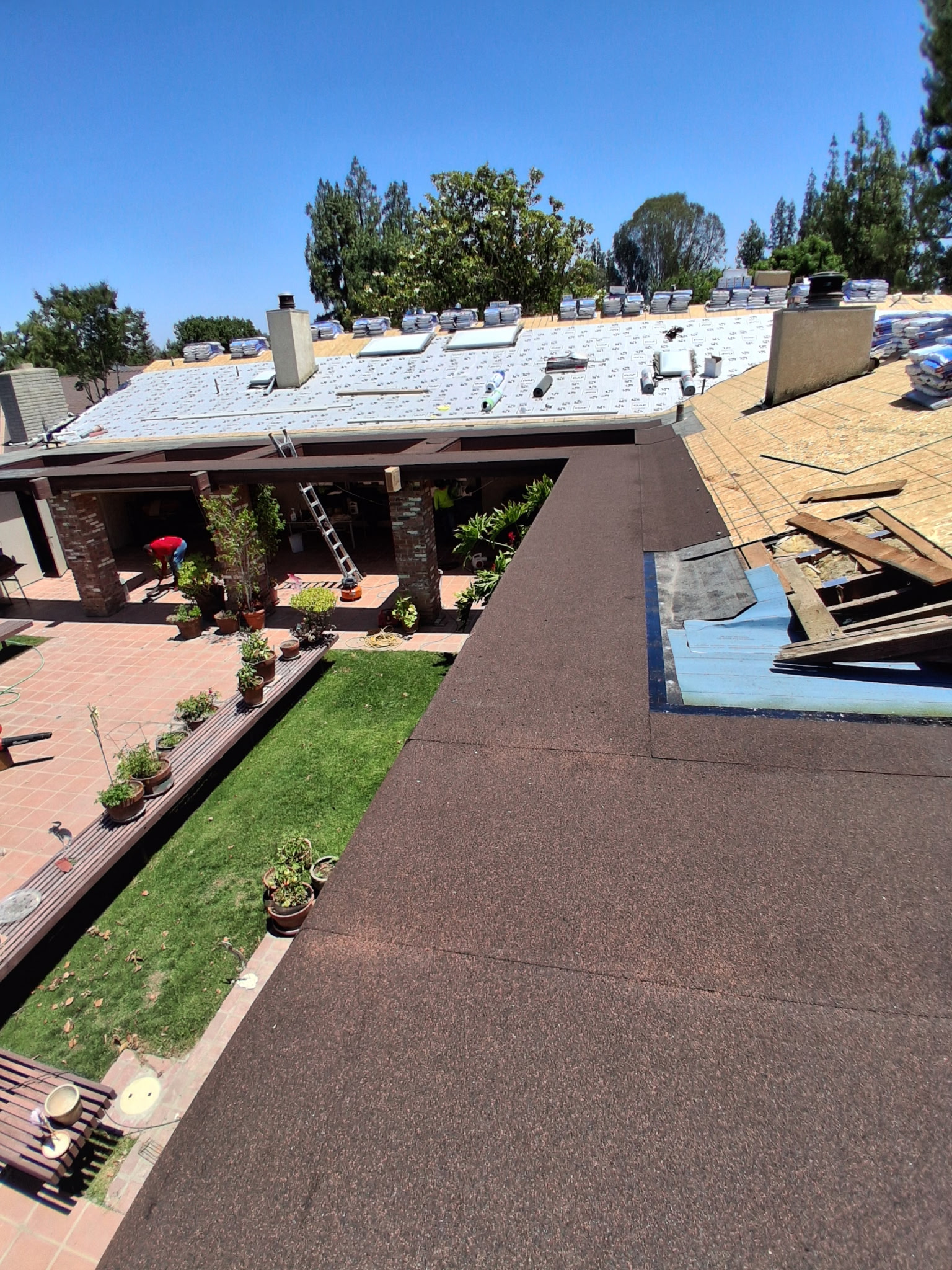 Vista general de un proyecto residencial de instalación de techo