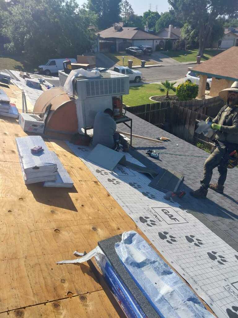 Materiales y equipo durante los trabajos de instalación del techo