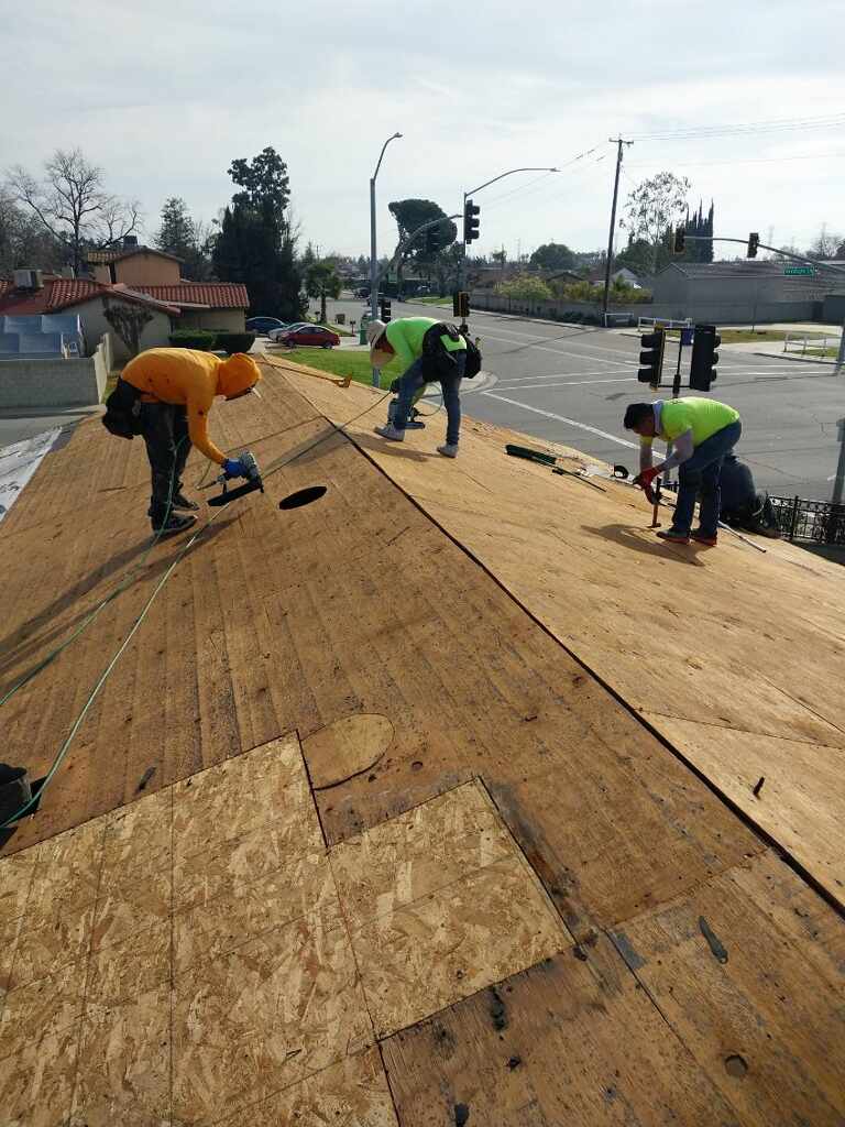 Equipo de roofing trabajando sobre la estructura del techo
