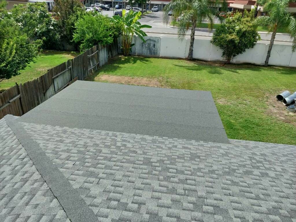 Perspectiva de cubierta residencial con tejas asfálticas
