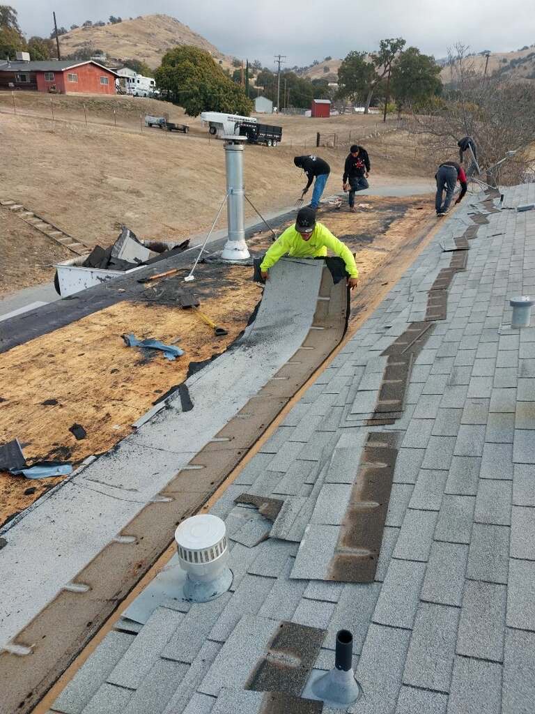 Vista general de trabajos sobre una cubierta de gran superficie