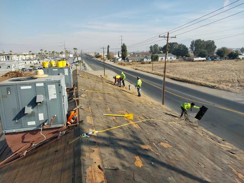 Trabajadores realizando labores de instalación sobre una cubierta