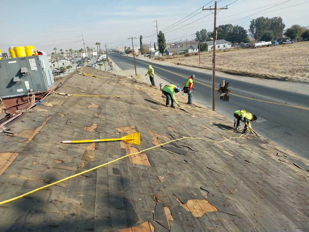 Vista general de trabajos sobre una cubierta de gran superficie