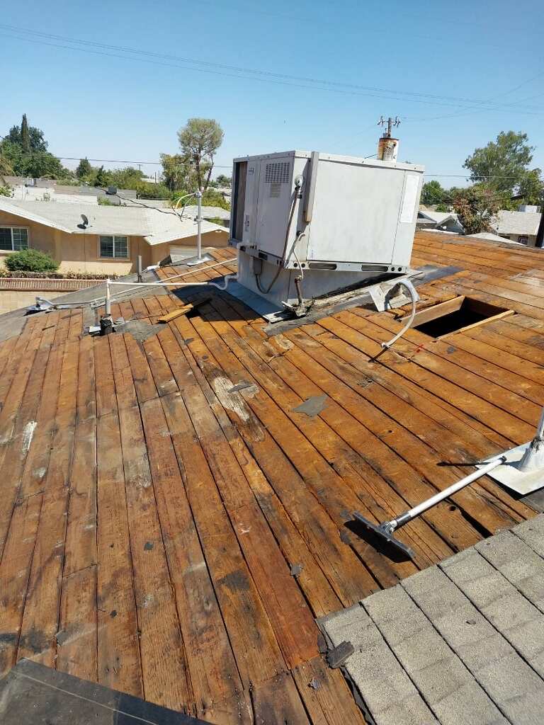 Exterior de vivienda residencial durante trabajos en el techo