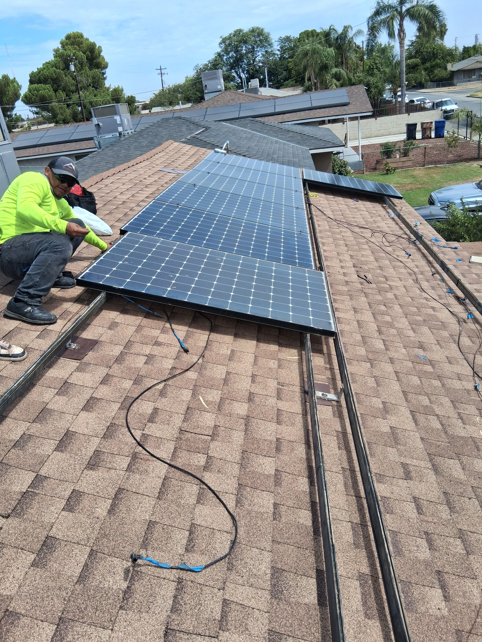 Trabajador junto a paneles solares