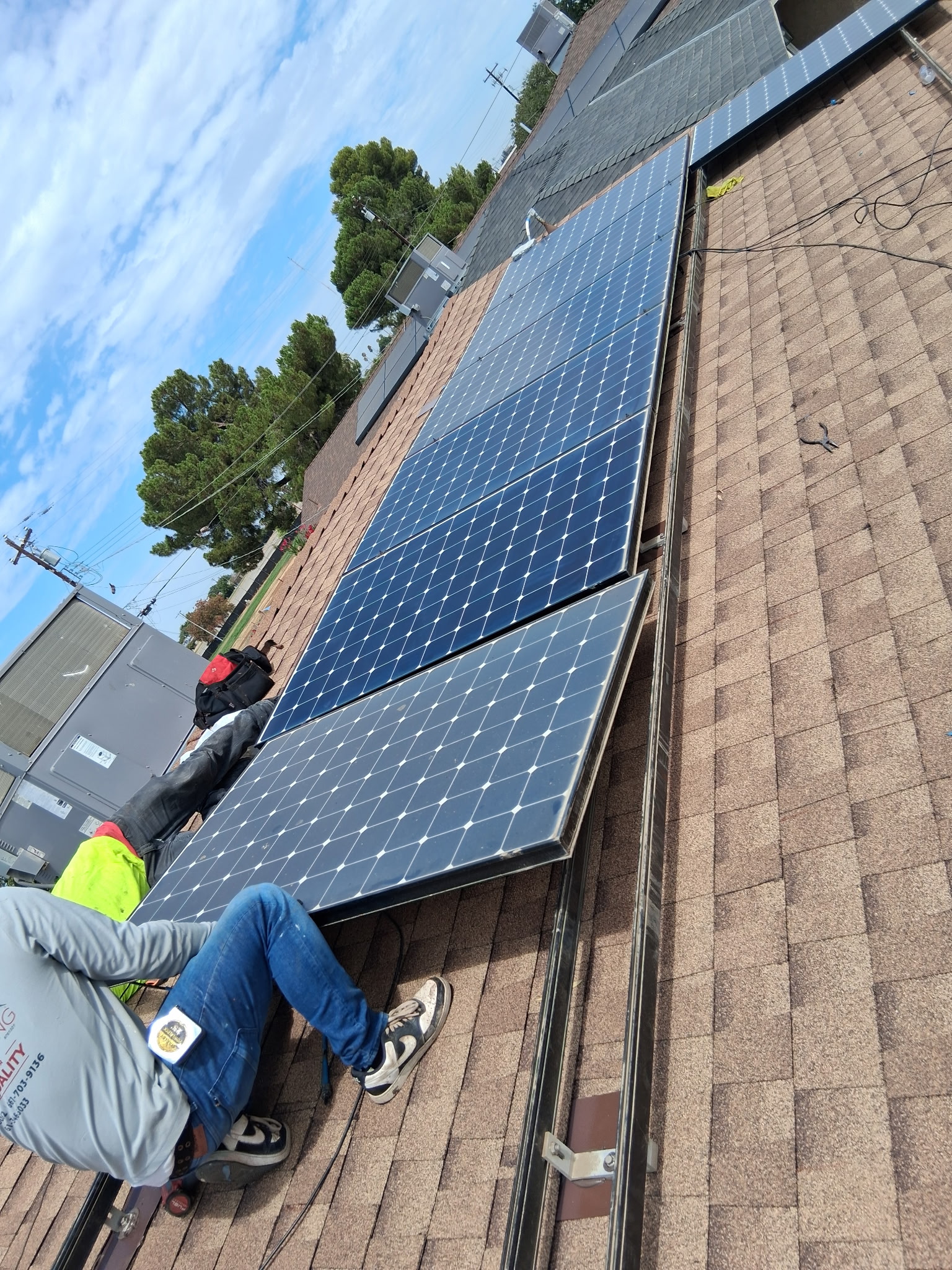 Trabajos en cubierta con paneles solares